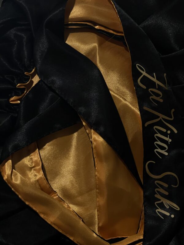Bonnet en satin noire et doré doublé